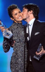 rs_634x1024-140108195655-634.Nina-Dobrev-Ian-Somerhalder-Peoples-Choice-Awards-Kiss.ms.010814